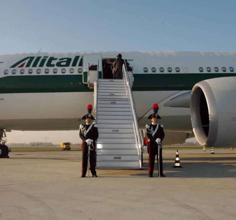Carabinieri custodiando la escalera de acceso al avin de Alitalia que va a transportar al Sumo Pontfice.